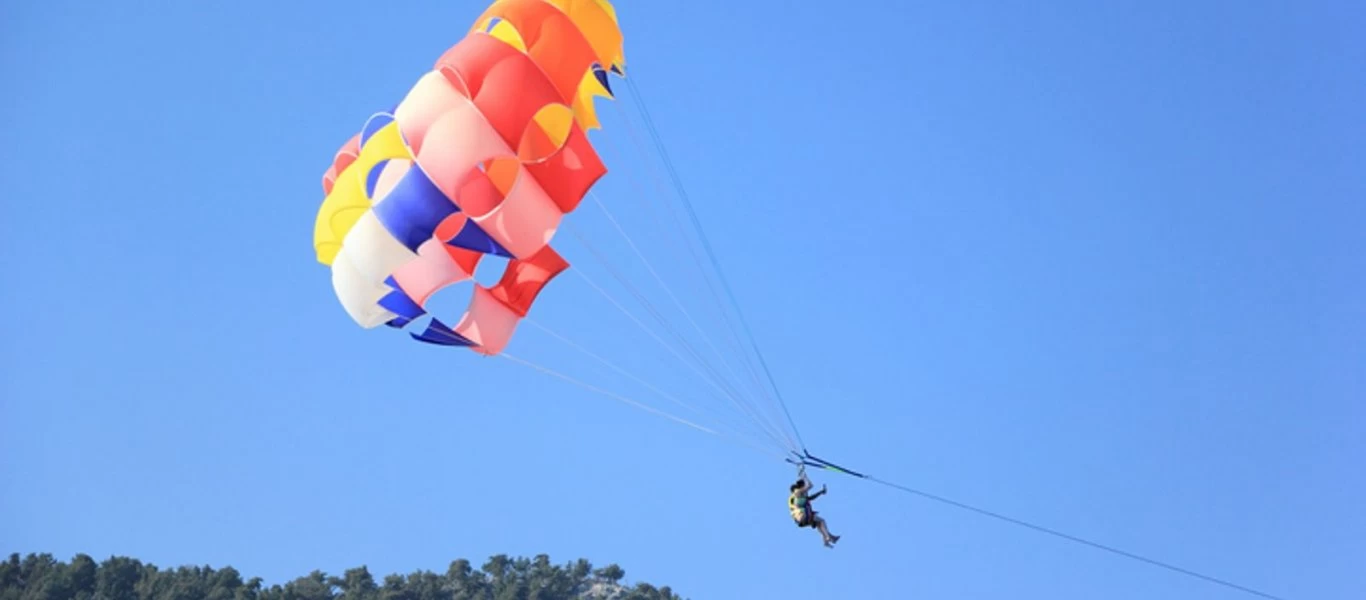 Ξεσπά ο πατέρας της 15χρονης που σκοτώθηκε σε parasailing - «Ο χειριστής του σκάφους γνώριζε ότι έρχεται κακοκαιρία»